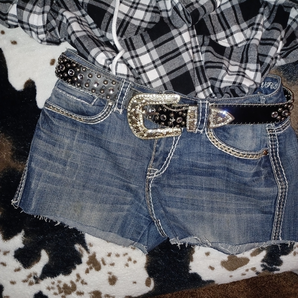 COWGIRL TUFF CO.  WOMENS CUT OFF SHORTS. SIZE 28. SEE MEASUREMENTS BELOW.